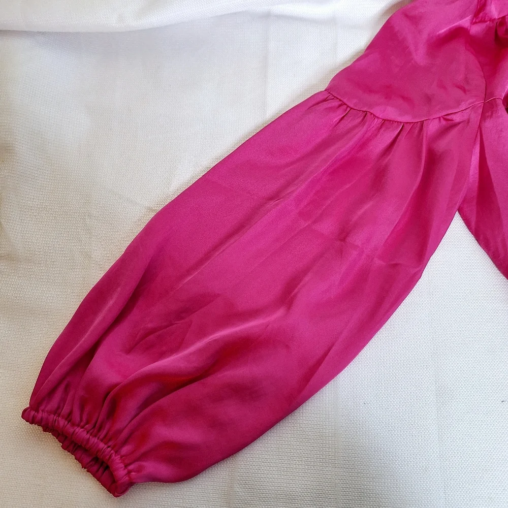 NWT Vince Camuto brand "The  Berry Shiney" V-neck pullover blouse size medium. - Picture 5 of 10